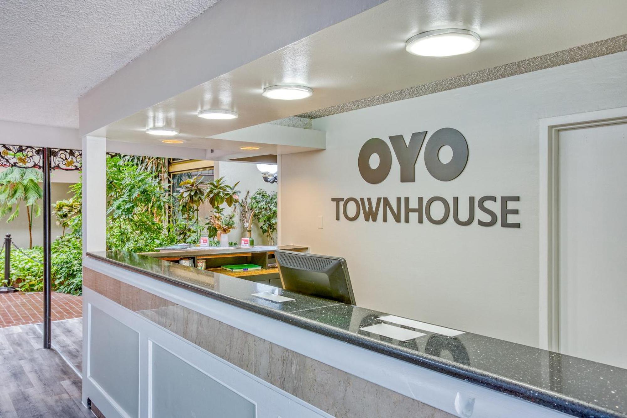 Oyo Townhouse Tulsa Woodland Hills Hotel Exterior foto