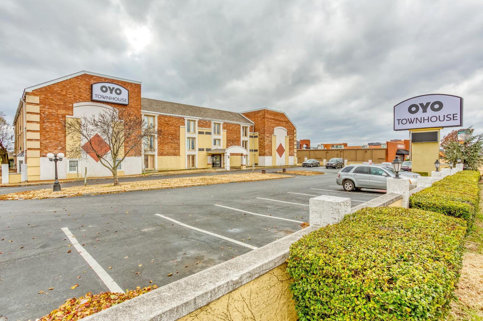 Oyo Townhouse Tulsa Woodland Hills Hotel Exterior foto