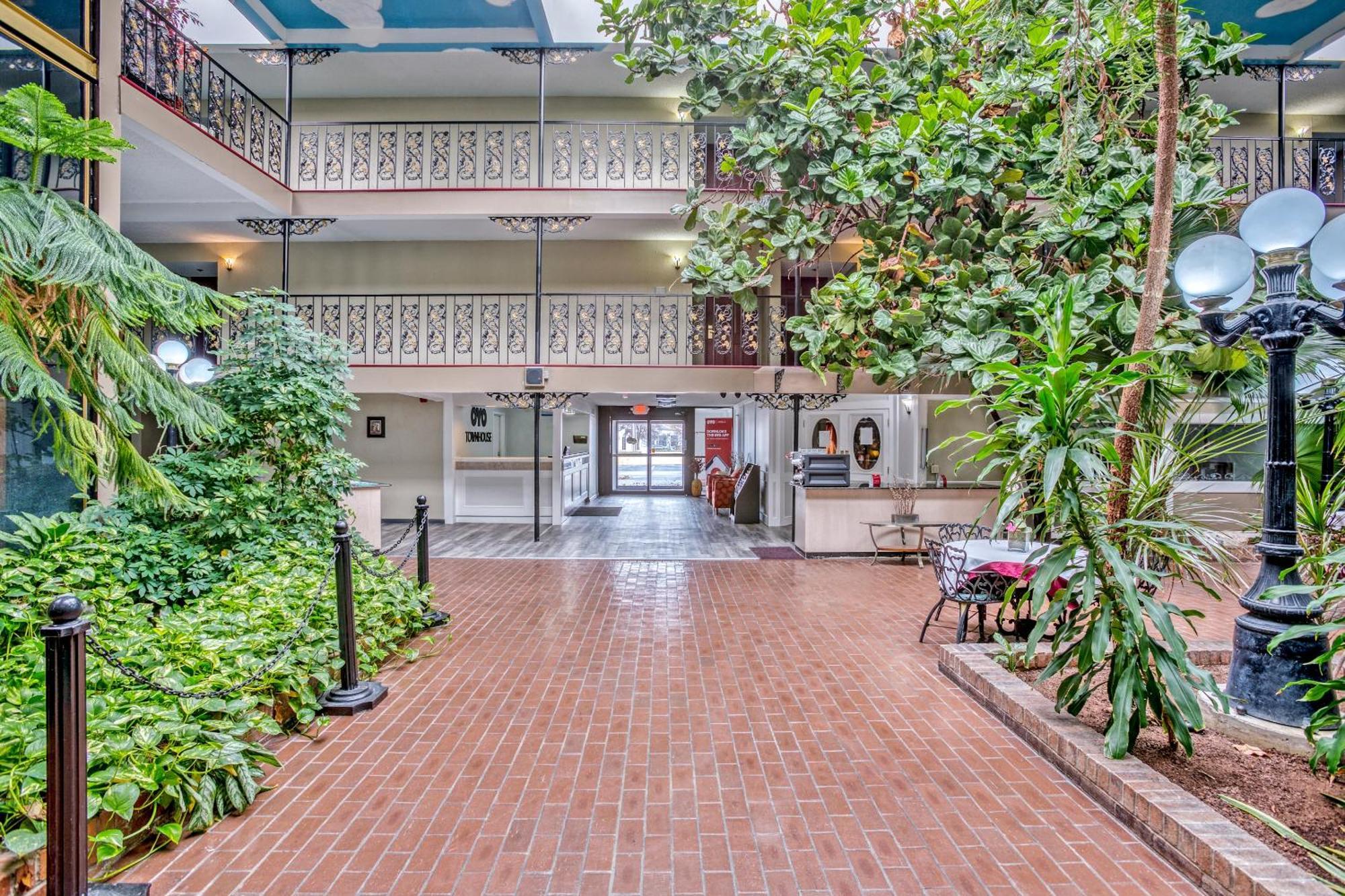 Oyo Townhouse Tulsa Woodland Hills Hotel Exterior foto