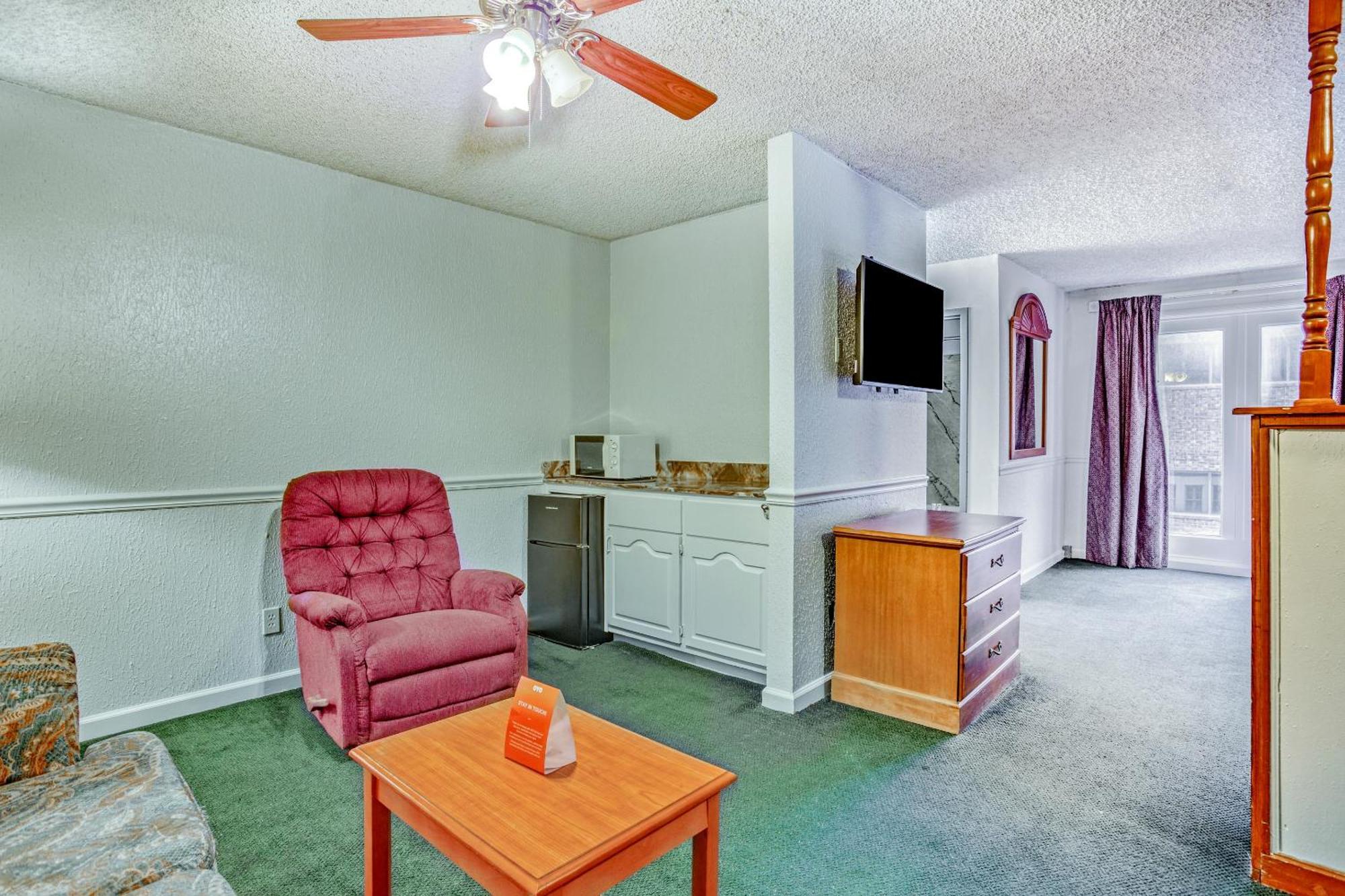 Oyo Townhouse Tulsa Woodland Hills Hotel Exterior foto