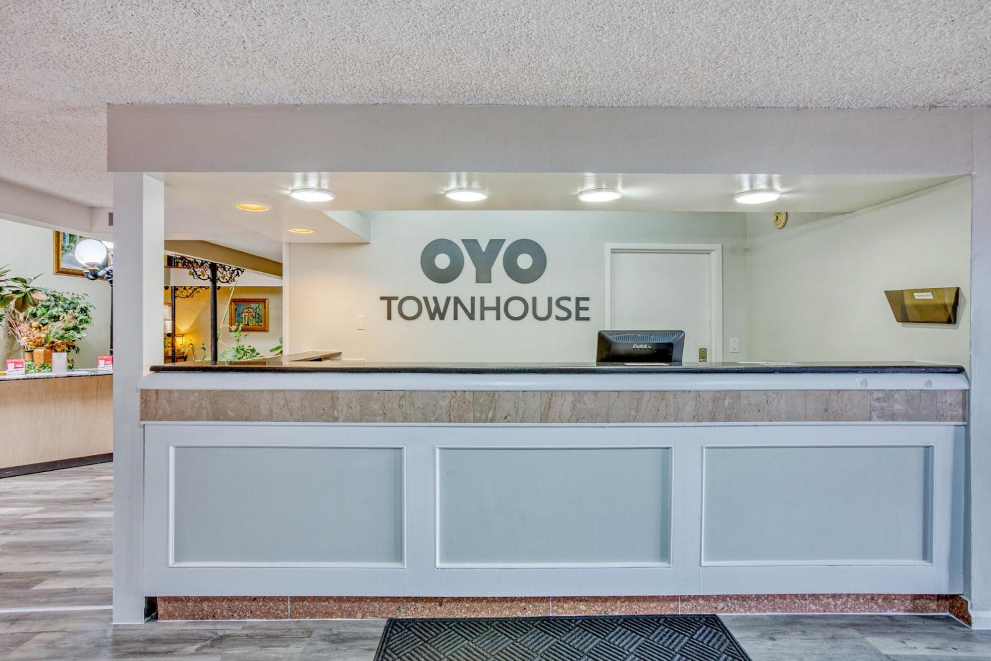 Oyo Townhouse Tulsa Woodland Hills Hotel Exterior foto