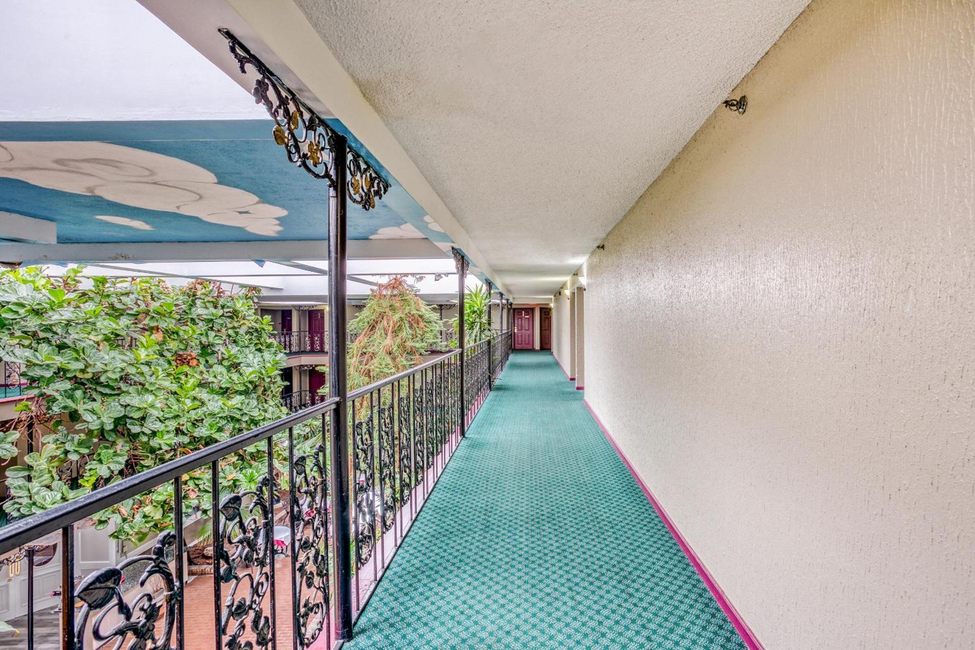 Oyo Townhouse Tulsa Woodland Hills Hotel Exterior foto